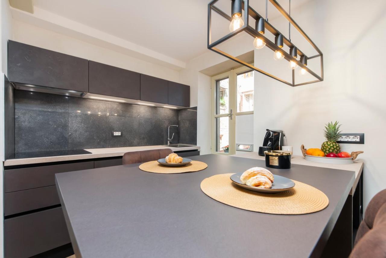 Dc II Downtown Apartment ロヴィニ エクステリア 写真