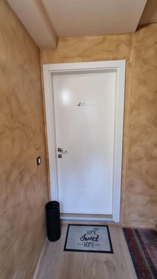 Dc II Downtown Apartment ロヴィニ エクステリア 写真