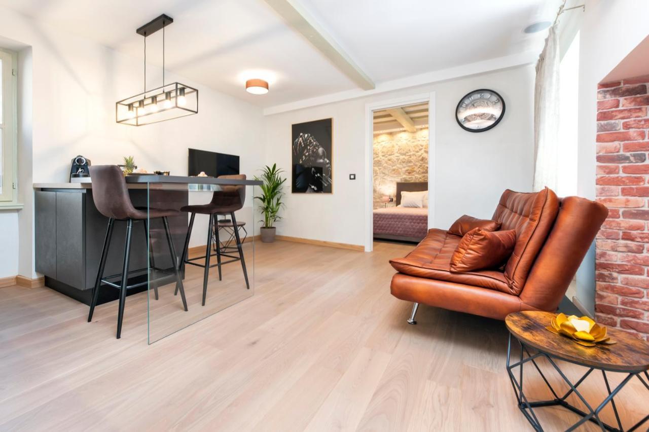 Dc II Downtown Apartment ロヴィニ エクステリア 写真