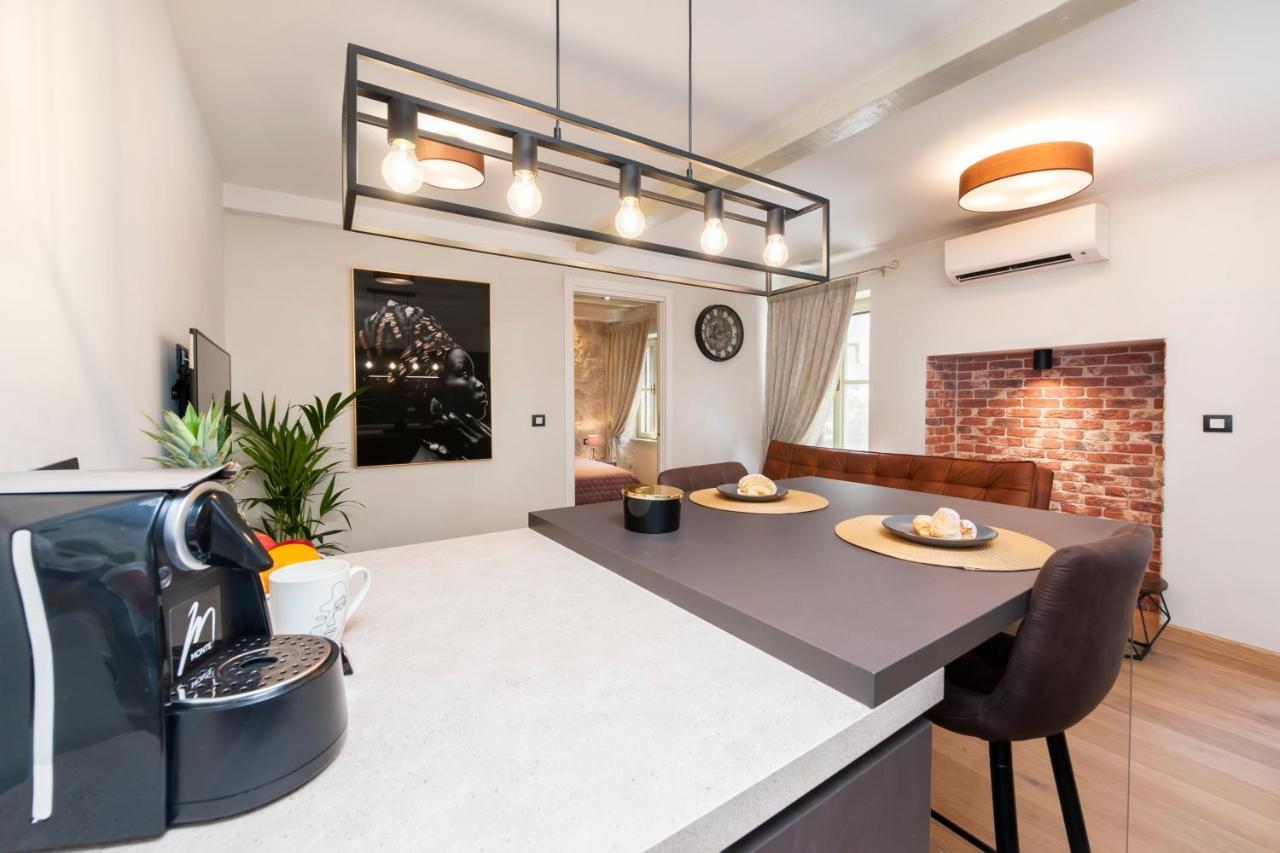 Dc II Downtown Apartment ロヴィニ エクステリア 写真